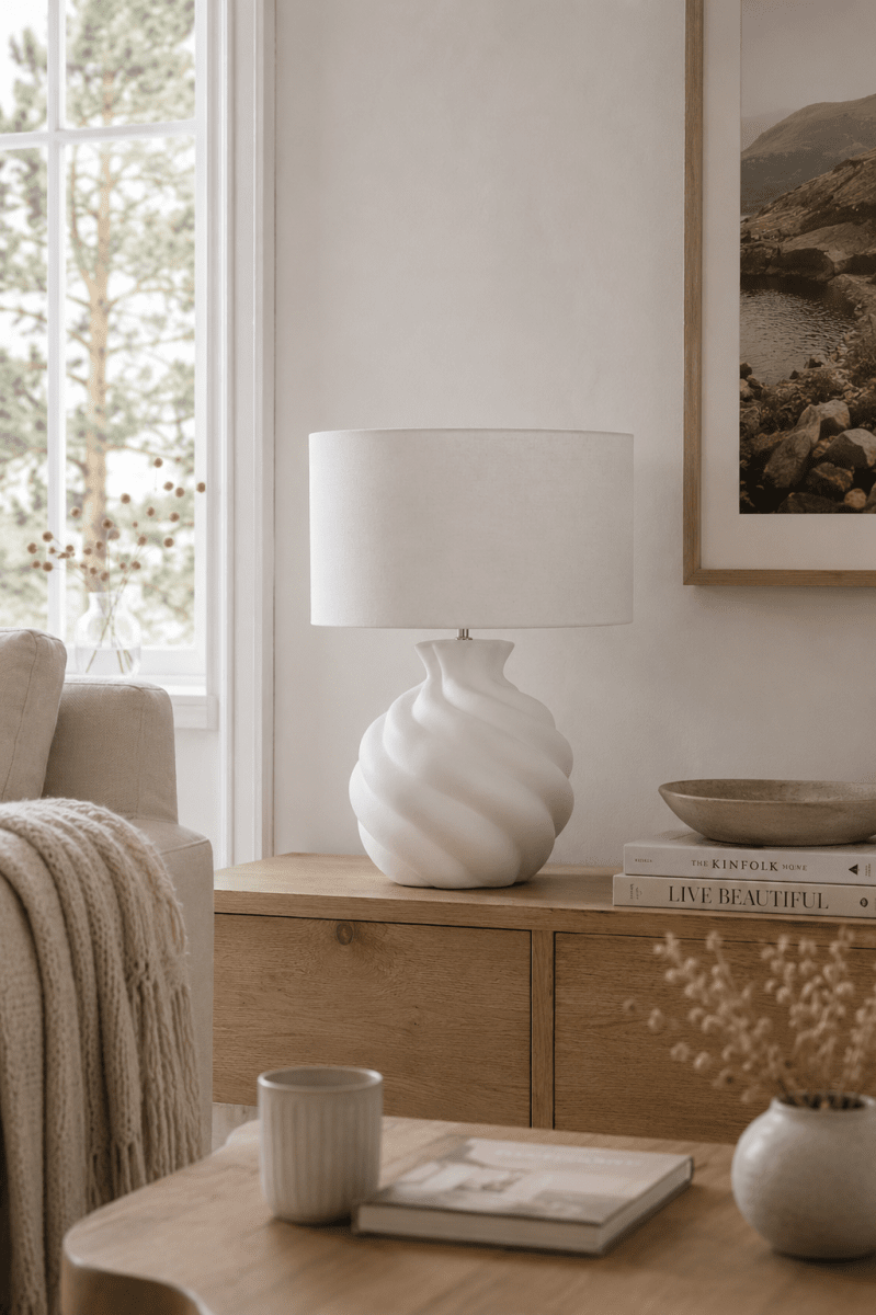 Vindel 52cm Weiß tischlampe Von Lampan - Vindel ist ein stilvolles Highlight auf Beistelltisch, Schreibtisch oder Konsole und verleiht jedem Interieur W&auml;rme und Charakter.