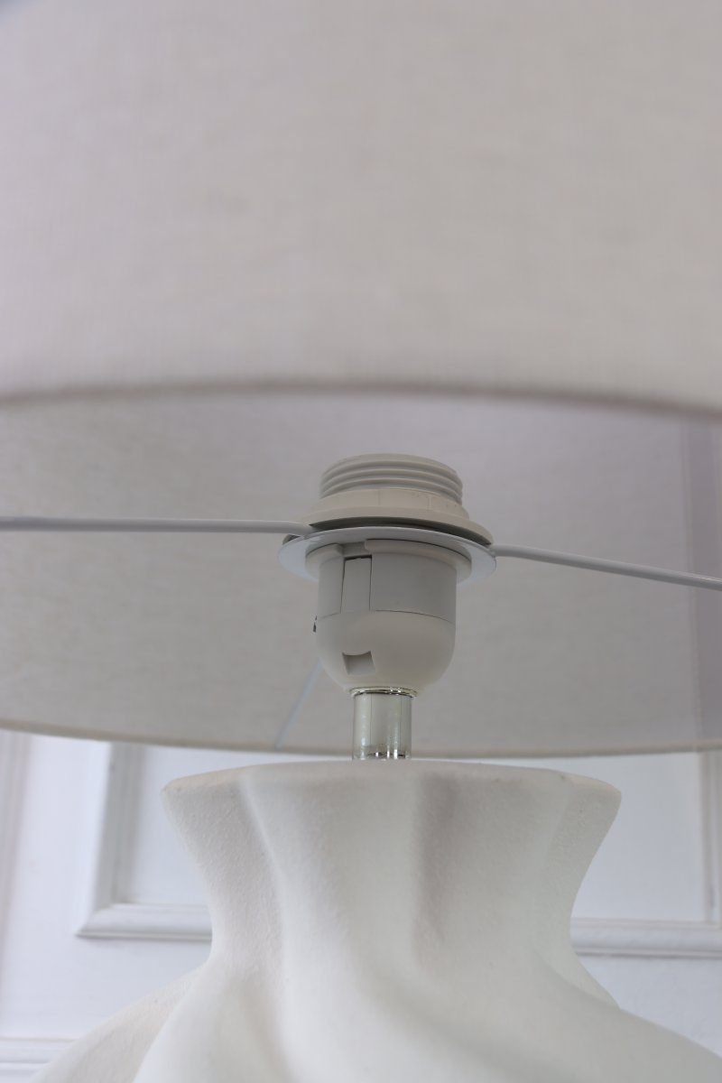 Vindel 52cm Weiß tischlampe Von Lampan - Vindel ist ein stilvolles Highlight auf Beistelltisch, Schreibtisch oder Konsole und verleiht jedem Interieur W&auml;rme und Charakter.