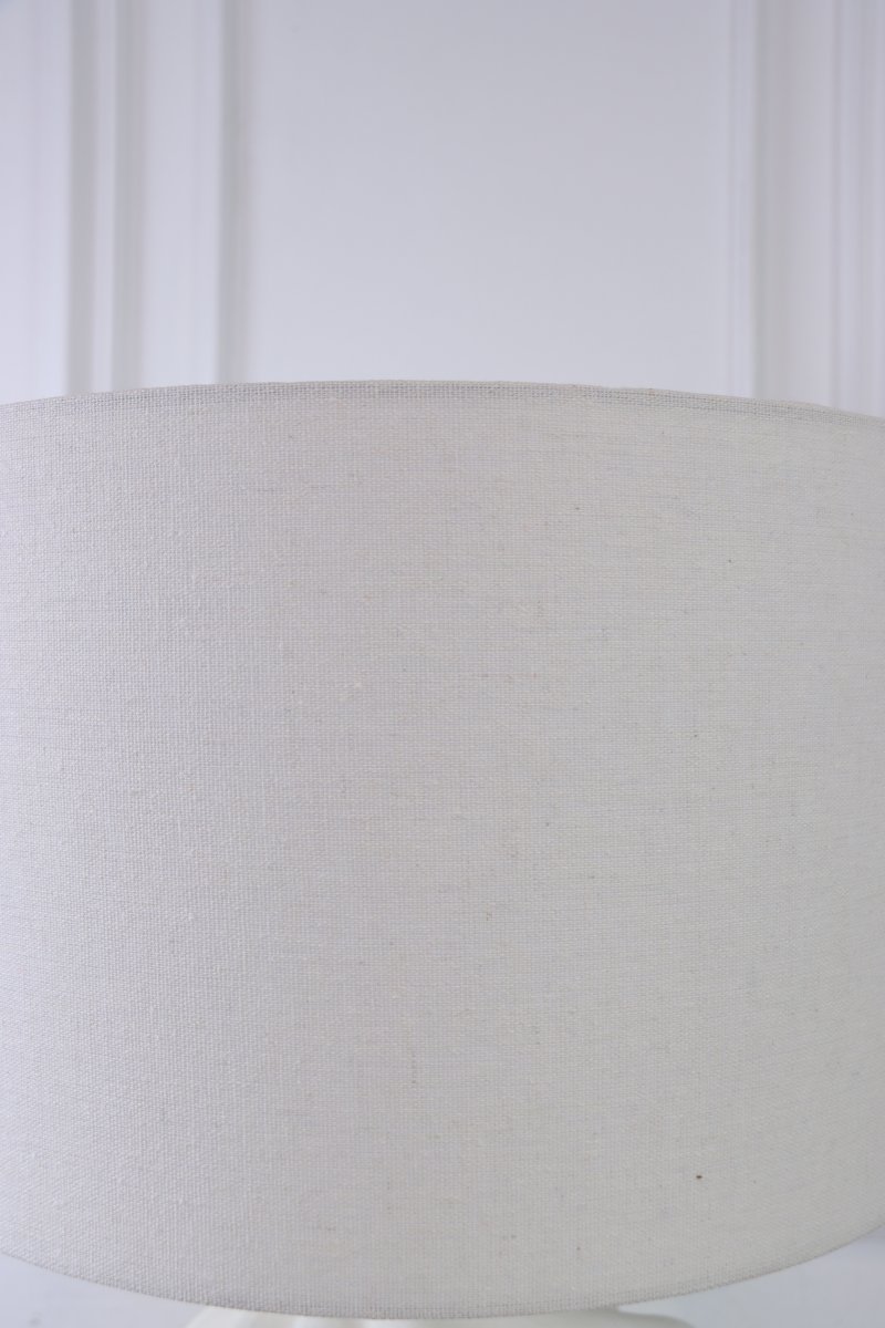 Vindel 52cm Weiß tischlampe Von Lampan - Vindel ist ein stilvolles Highlight auf Beistelltisch, Schreibtisch oder Konsole und verleiht jedem Interieur W&auml;rme und Charakter.