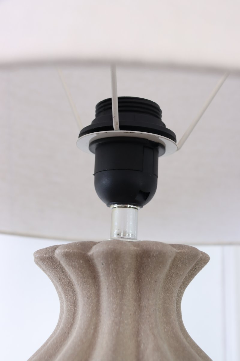 Amfora 67cm Sand tischlampe Von Lampan - Der Keramikfu&szlig; besticht durch seine formsch&ouml;ne Silhouette mit weichen Linien und einer strukturierten Oberfl&auml;che in Sandfarbe, die f&uuml;r einen nat&uuml;rlichen und harmonischen Ausdruck sorgt.