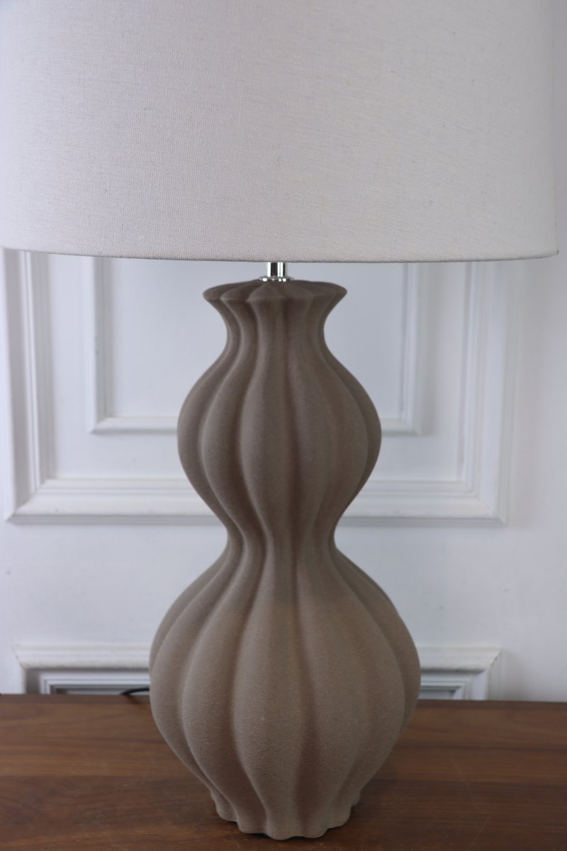 Amfora 67cm Sand tischlampe Von Lampan - Der Keramikfu&szlig; besticht durch seine formsch&ouml;ne Silhouette mit weichen Linien und einer strukturierten Oberfl&auml;che in Sandfarbe, die f&uuml;r einen nat&uuml;rlichen und harmonischen Ausdruck sorgt.