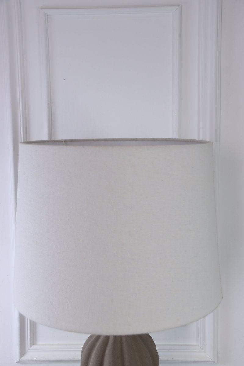 Amfora 67cm Sand tischlampe Von Lampan - Der Keramikfu&szlig; besticht durch seine formsch&ouml;ne Silhouette mit weichen Linien und einer strukturierten Oberfl&auml;che in Sandfarbe, die f&uuml;r einen nat&uuml;rlichen und harmonischen Ausdruck sorgt.