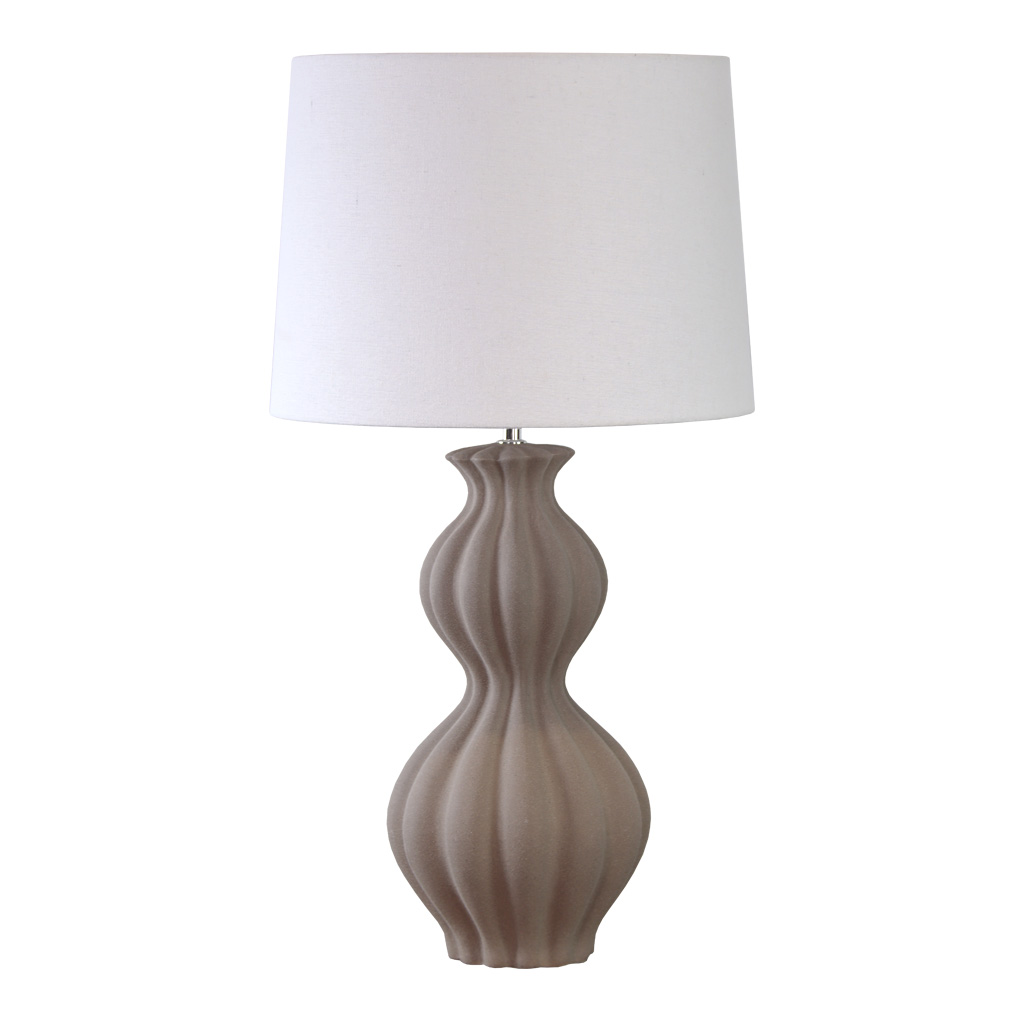 Amfora 67cm Sand tischlampe Von Lampan - Der Keramikfu&szlig; besticht durch seine formsch&ouml;ne Silhouette mit weichen Linien und einer strukturierten Oberfl&auml;che in Sandfarbe, die f&uuml;r einen nat&uuml;rlichen und harmonischen Ausdruck sorgt.