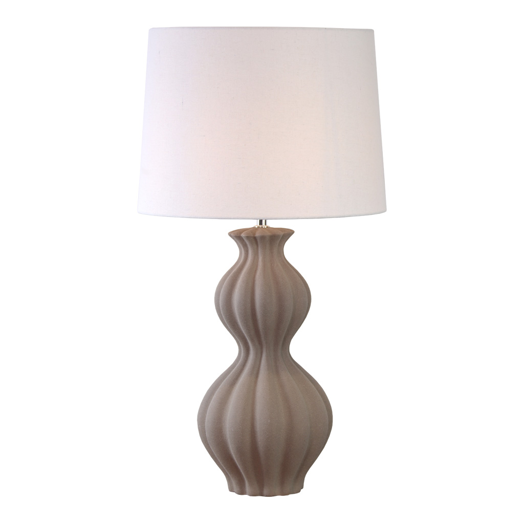 Amfora 67cm Sand tischlampe Von Lampan - Der Keramikfu&szlig; besticht durch seine formsch&ouml;ne Silhouette mit weichen Linien und einer strukturierten Oberfl&auml;che in Sandfarbe, die f&uuml;r einen nat&uuml;rlichen und harmonischen Ausdruck sorgt.