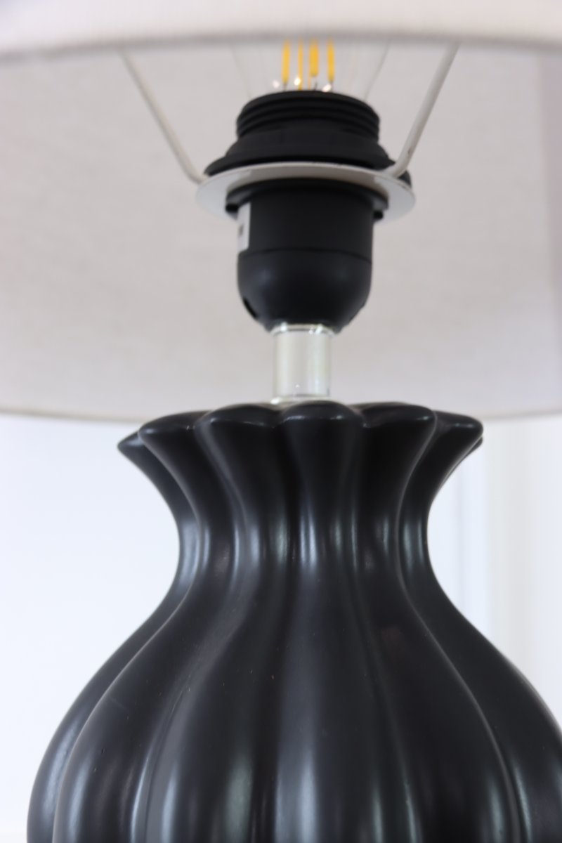 Amfora 67cm Schwarz tischlampe Von Lampan - Amfora ist ein stilvolles Highlight auf Beistelltisch, Schreibtisch oder Konsole und verleiht jedem Interieur W&auml;rme und Charakter.