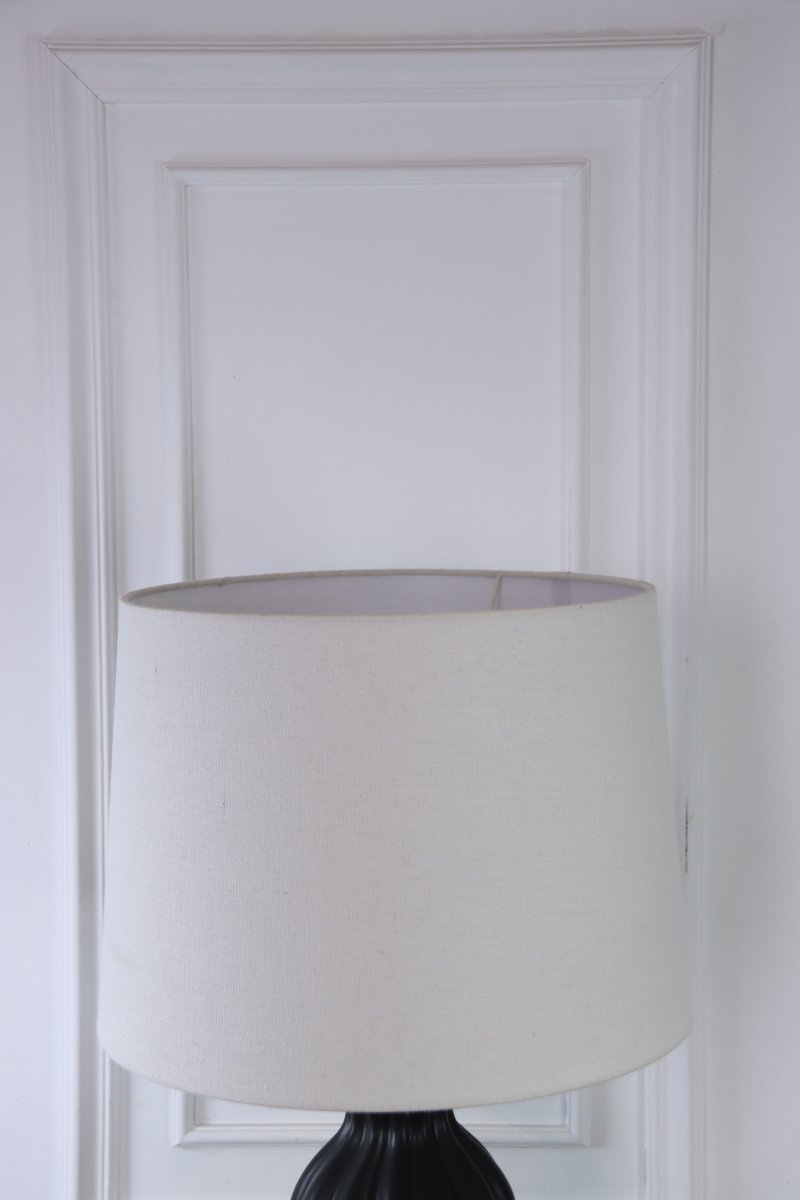 Amfora 67cm Schwarz tischlampe Von Lampan - Amfora ist ein stilvolles Highlight auf Beistelltisch, Schreibtisch oder Konsole und verleiht jedem Interieur W&auml;rme und Charakter.