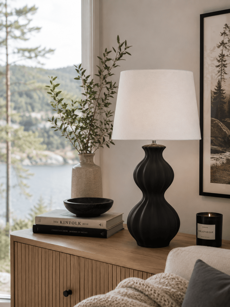 Amfora 67cm Schwarz tischlampe Von Lampan - Amfora ist ein stilvolles Highlight auf Beistelltisch, Schreibtisch oder Konsole und verleiht jedem Interieur W&auml;rme und Charakter.