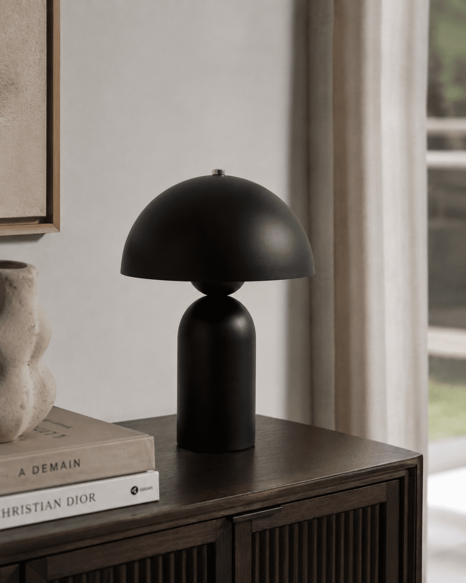 Capello 35cm Schwarz tischlampe Von Nordic Lighting - Das dekorative Chromdetail an der Oberseite verleiht der Leuchte einen eleganten Touch und macht sie zu einem sch&ouml;nen Blickfang in Schlafzimmern, Wohnzimmern und Fluren.