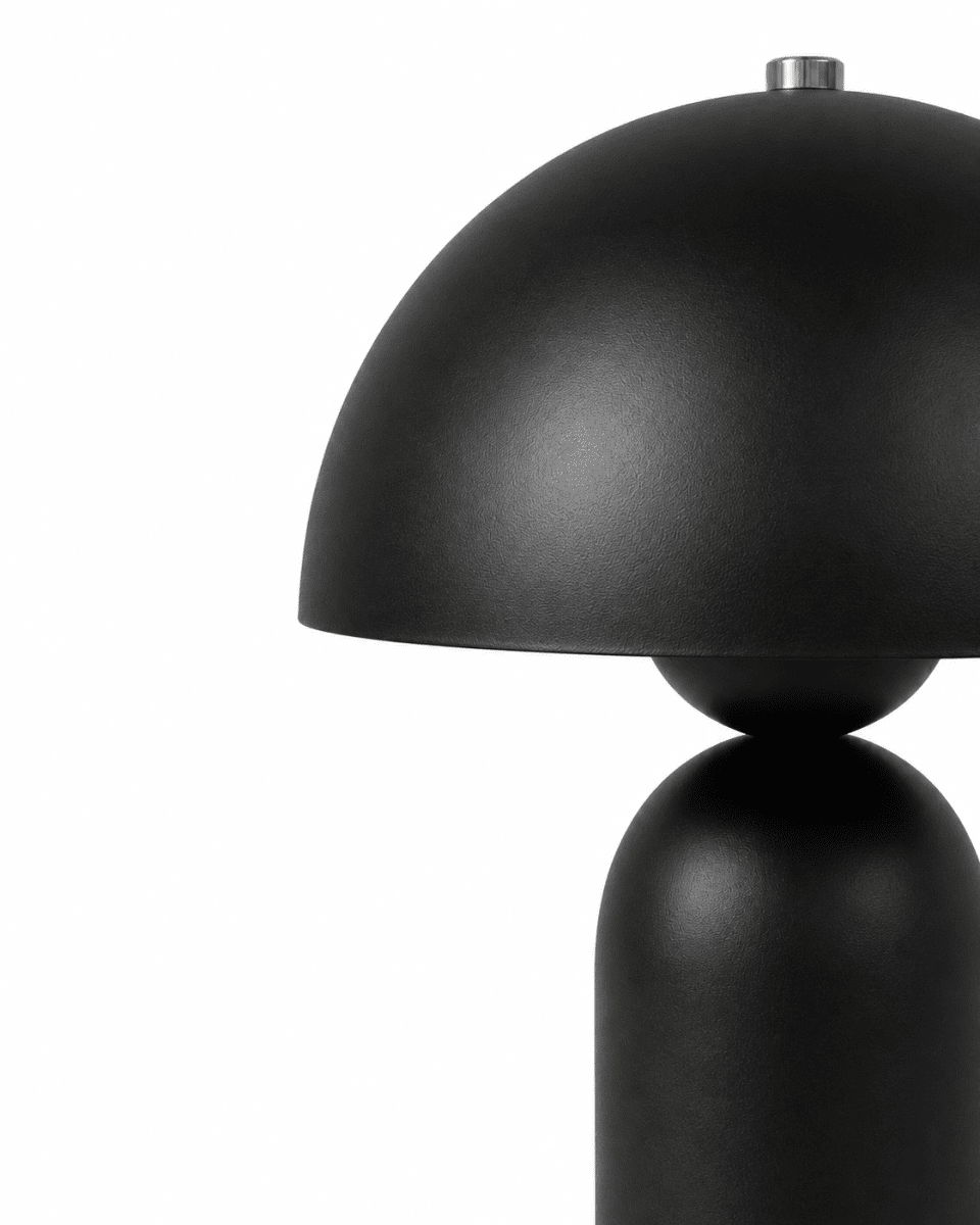 Capello 35cm Schwarz tischlampe Von Nordic Lighting - Das dekorative Chromdetail an der Oberseite verleiht der Leuchte einen eleganten Touch und macht sie zu einem sch&ouml;nen Blickfang in Schlafzimmern, Wohnzimmern und Fluren.