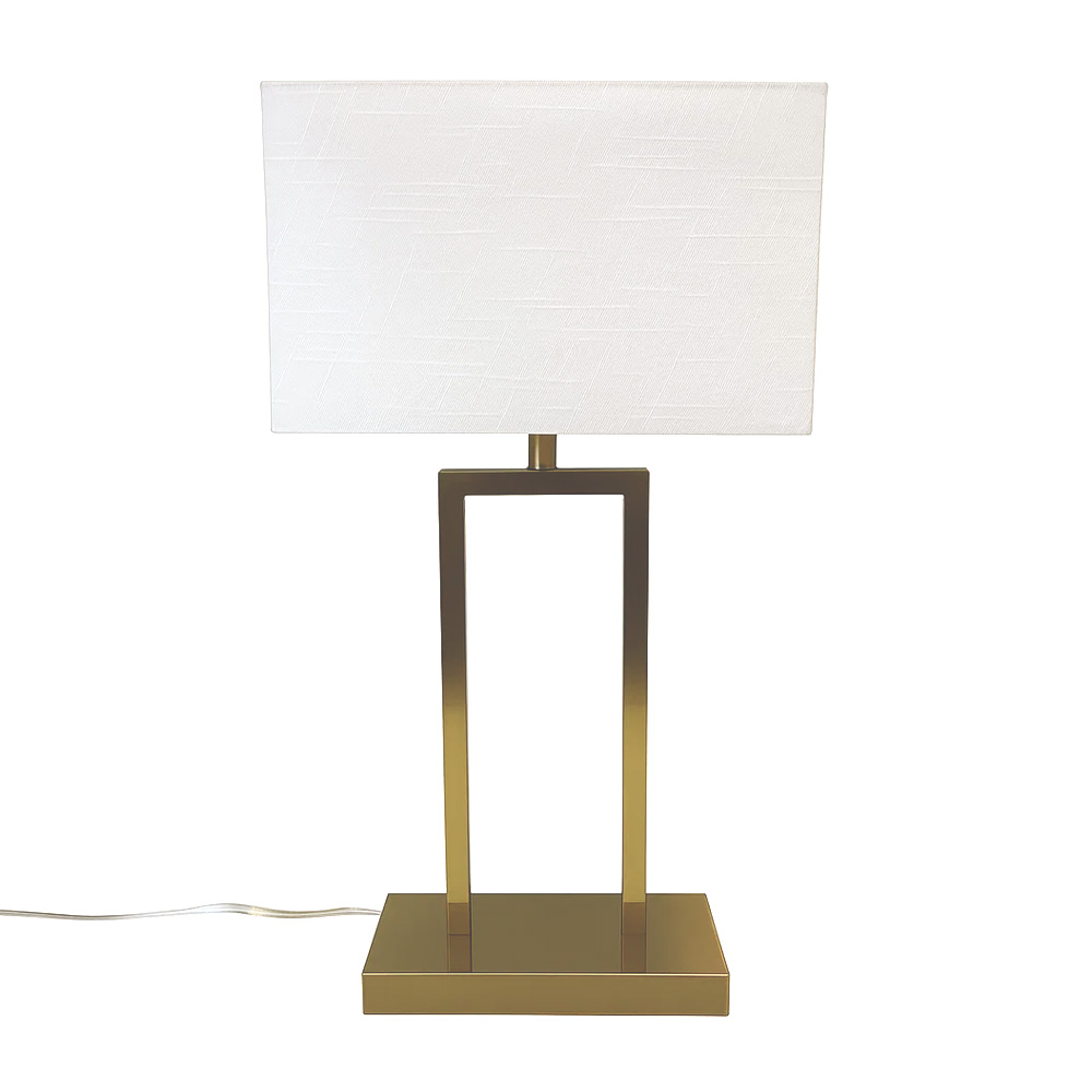 Gemma 52cm Messing tischlampe Von Nordic Lighting - Eine elegante Tischleuchte aus Metall mit stilvoller Messingoberfl&auml;che, die eine warme und exklusive Atmosph&auml;re schafft.