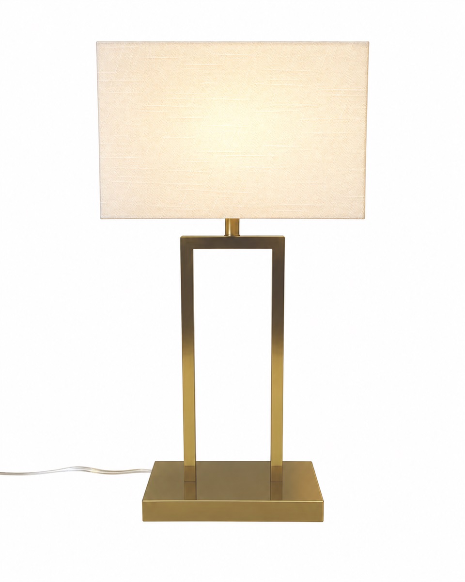 Gemma 52cm Messing tischlampe Von Nordic Lighting - Eine elegante Tischleuchte aus Metall mit stilvoller Messingoberfl&auml;che, die eine warme und exklusive Atmosph&auml;re schafft.