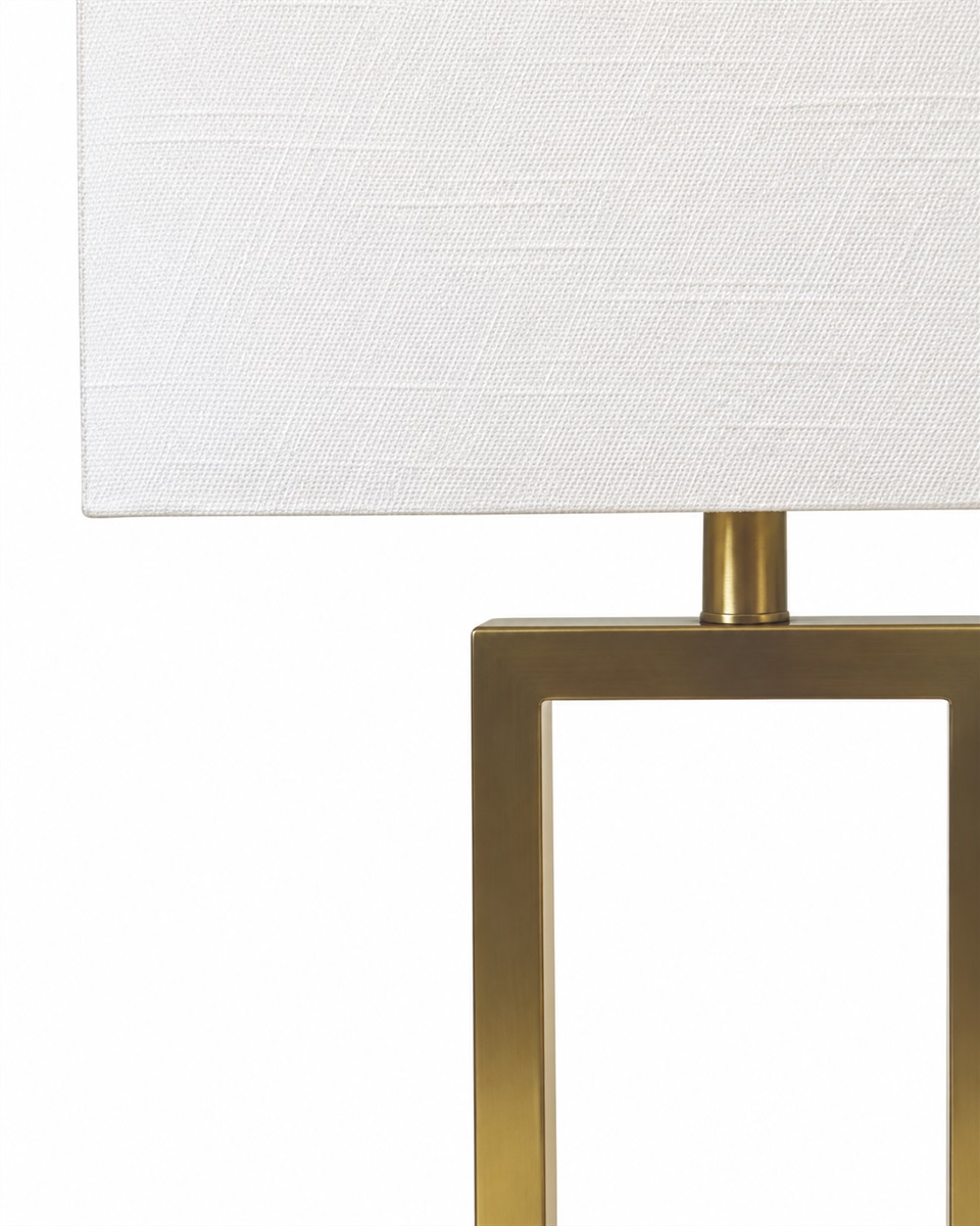 Gemma 52cm Messing tischlampe Von Nordic Lighting - Eine elegante Tischleuchte aus Metall mit stilvoller Messingoberfl&auml;che, die eine warme und exklusive Atmosph&auml;re schafft.