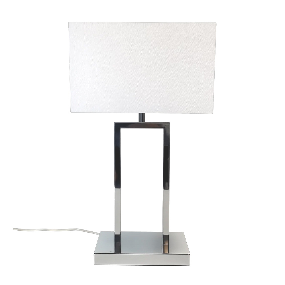 Gemma 52cm Chrom tischlampe Von Nordic Lighting - Der wei&szlig;e, rechteckige Lampenschirm aus Textil spendet ein sanftes und angenehmes Licht, das sich perfekt in Schlafzimmer, Wohnzimmer und Flur einf&uuml;gt.