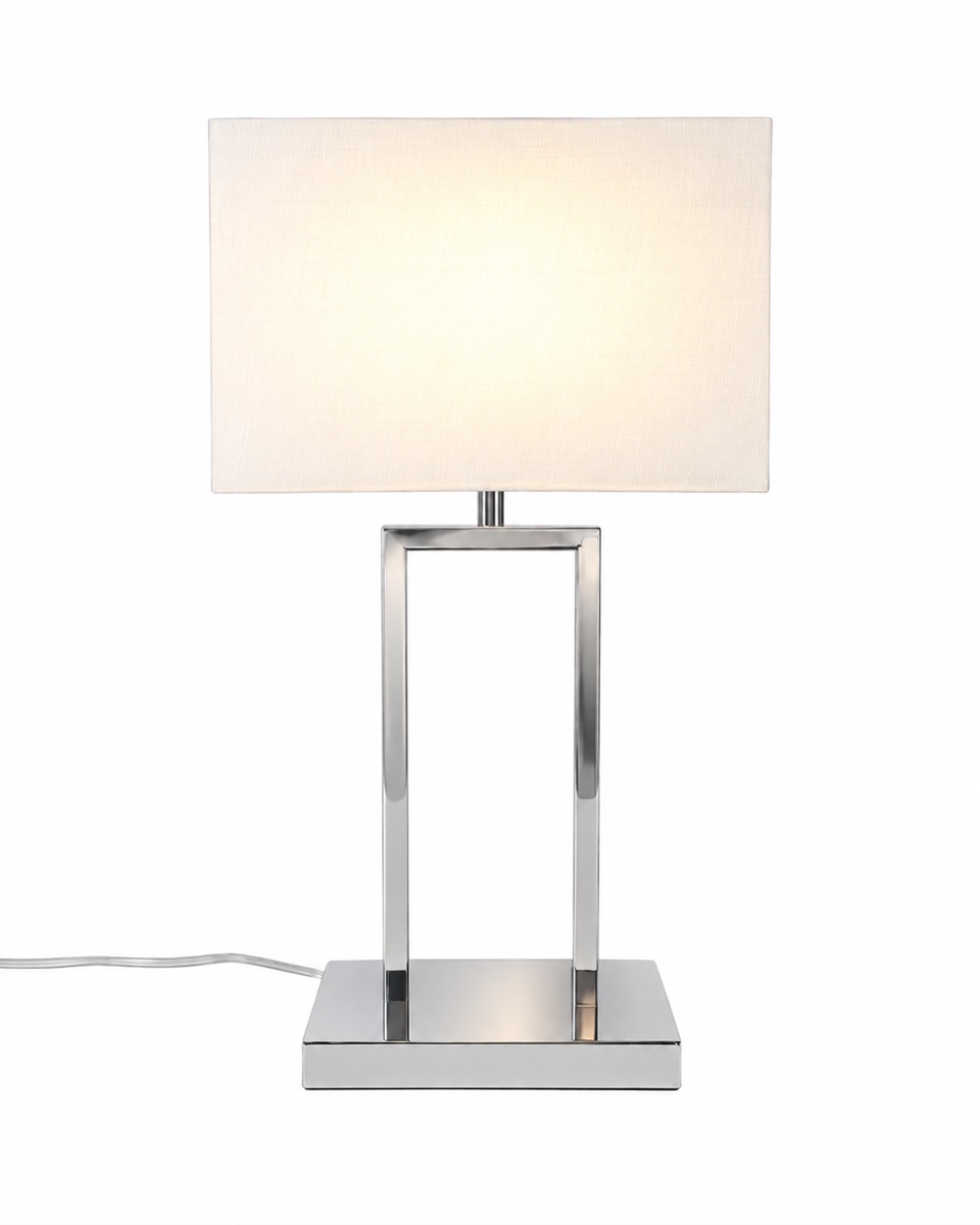 Gemma 52cm Chrom tischlampe Von Nordic Lighting - Der wei&szlig;e, rechteckige Lampenschirm aus Textil spendet ein sanftes und angenehmes Licht, das sich perfekt in Schlafzimmer, Wohnzimmer und Flur einf&uuml;gt.