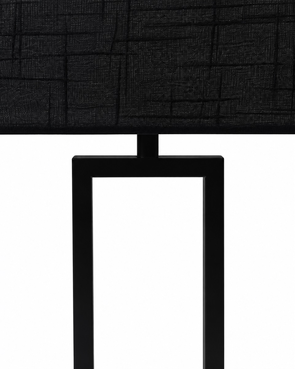 Gemma 52cm Schwarz tischlampe Von Nordic Lighting - Der schwarze, rechteckige Lampenschirm aus Textil spendet ein sanftes und angenehmes Licht, das sich perfekt in Schlafzimmer, Wohnzimmer und Flur einf&uuml;gt.