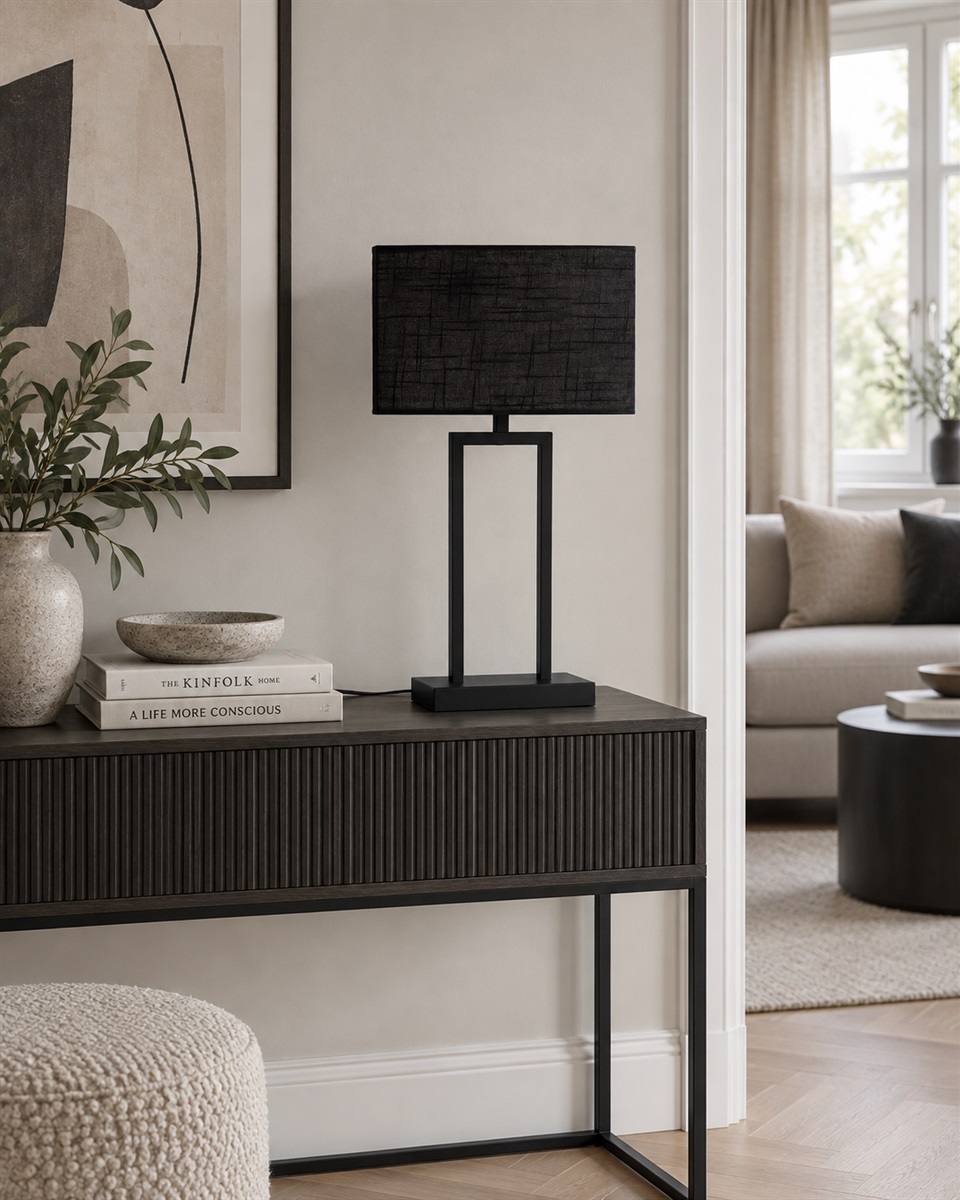 Gemma 52cm Schwarz tischlampe Von Nordic Lighting - Der schwarze, rechteckige Lampenschirm aus Textil spendet ein sanftes und angenehmes Licht, das sich perfekt in Schlafzimmer, Wohnzimmer und Flur einf&uuml;gt.