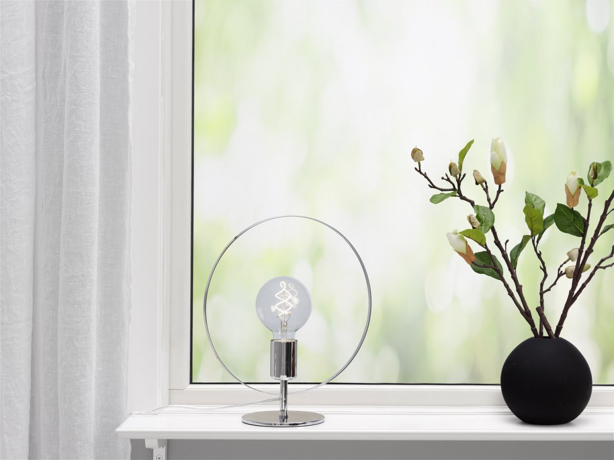 Spartan ringo 35cm Chrom tischlampe Von Cottex - Die Spartan Ringo Tischlampe aus Metall ist eine moderne und minimalistische Lampe, die mit ihrem eleganten kreisförmigen Design die Blicke auf sich zieht.