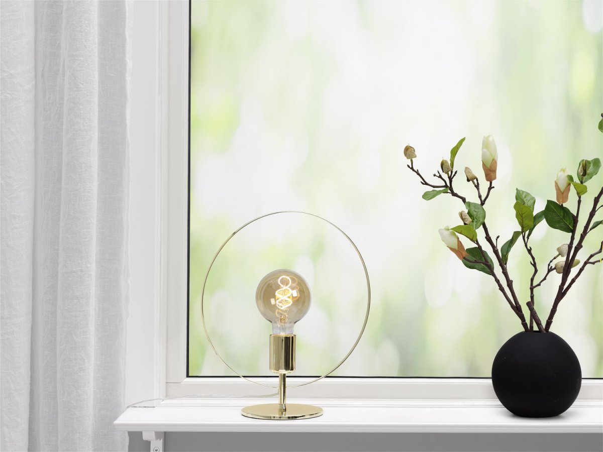 Spartan ringo 35cm Messing tischlampe Von Cottex - Die Spartan Ringo Tischlampe aus Metall ist eine moderne und minimalistische Lampe, die mit ihrem eleganten kreisf&ouml;rmigen Design die Blicke auf sich zieht.