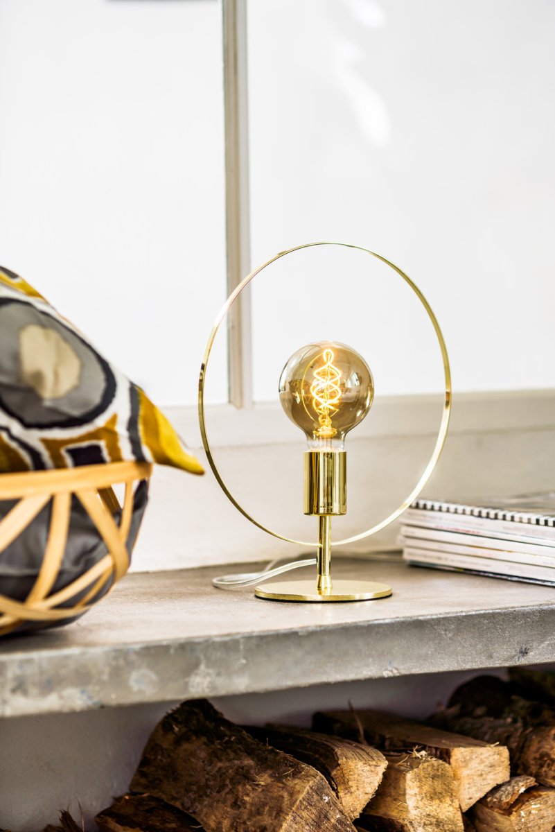 Spartan ringo 35cm Messing tischlampe Von Cottex - Die Spartan Ringo Tischlampe aus Metall ist eine moderne und minimalistische Lampe, die mit ihrem eleganten kreisf&ouml;rmigen Design die Blicke auf sich zieht.