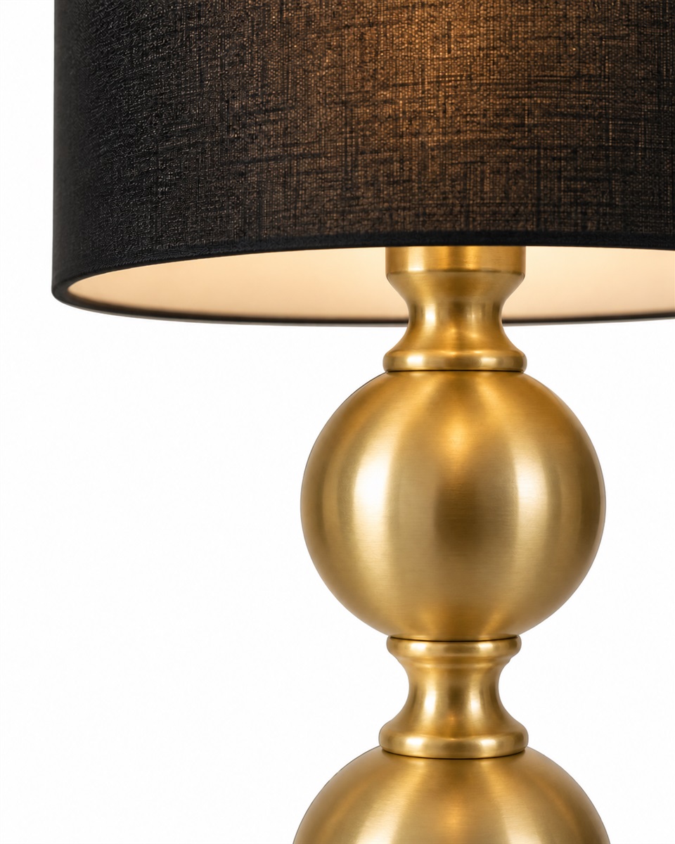 Circolo 48cm Messing/Schwarz tischlampe Von Nordic Lighting - Die Circolo Tischleuchte kombiniert einen dekorativen Metallfu&szlig; mit elegantem Messing-Finish und einem klassischen schwarzen Leinenschirm.