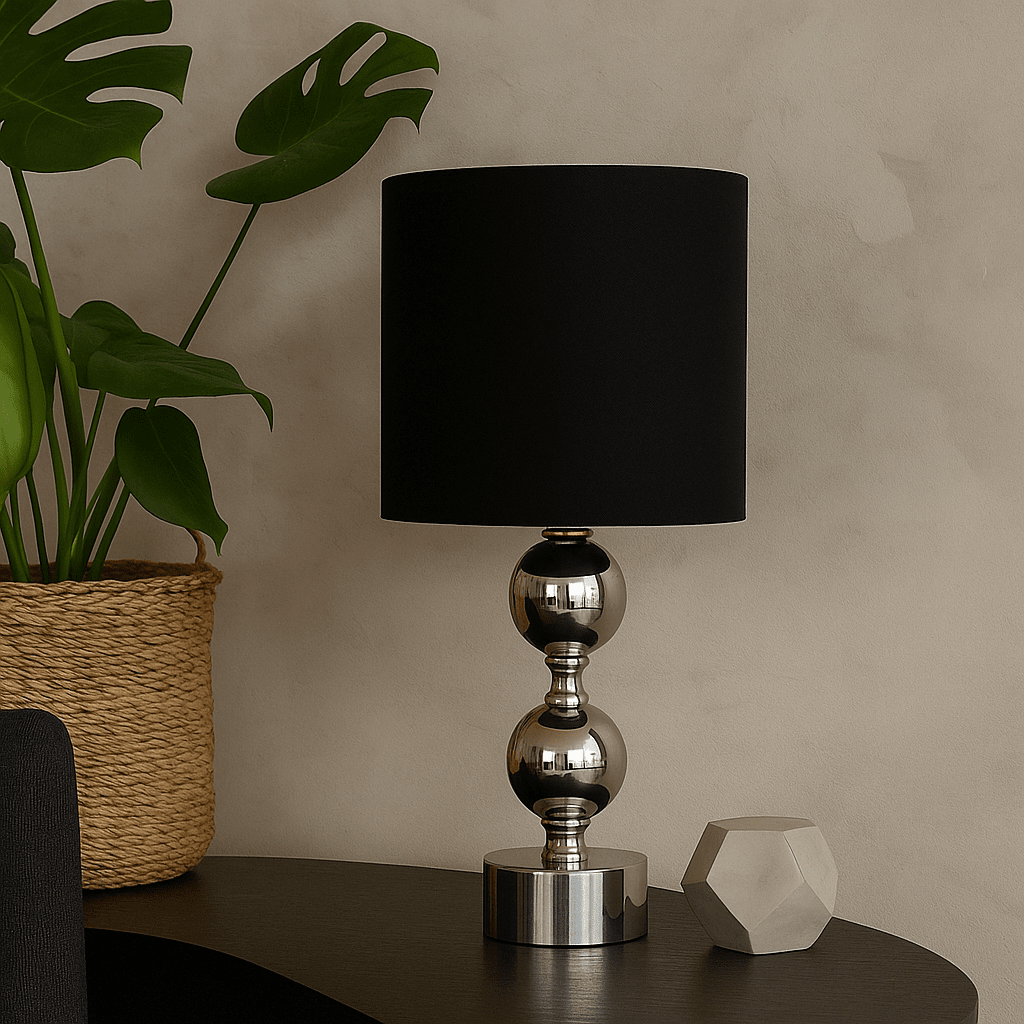 Circolo 48cm Chrom/Schwarz tischlampe Von Nordic Lighting - Die Circolo Tischleuchte kombiniert einen dekorativen Metallfu&szlig; mit elegantem Chrom-Finish und einem klassischen schwarzen Leinenschirm.