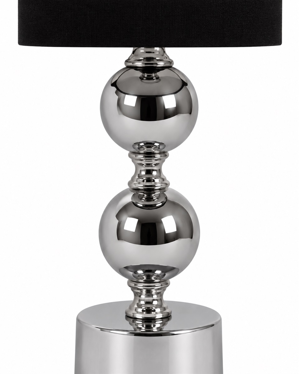 Circolo 48cm Chrom/Schwarz tischlampe Von Nordic Lighting - Die Circolo Tischleuchte kombiniert einen dekorativen Metallfu&szlig; mit elegantem Chrom-Finish und einem klassischen schwarzen Leinenschirm.
