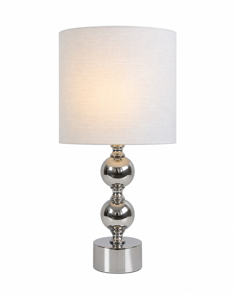 Circolo 48cm Chrom/Weiß tischlampe Von Nordic Lighting - Die Circolo Tischleuchte kombiniert einen dekorativen Metallfu&szlig; mit elegantem Chrom-Finish und einem klassischen wei&szlig;en Leinenschirm.