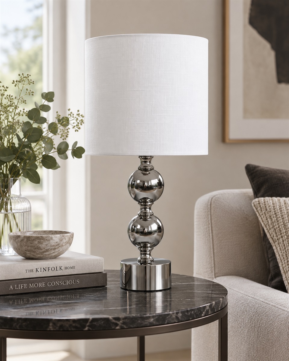Circolo 48cm Chrom/Weiß tischlampe Von Nordic Lighting - Die Circolo Tischleuchte kombiniert einen dekorativen Metallfu&szlig; mit elegantem Chrom-Finish und einem klassischen wei&szlig;en Leinenschirm.