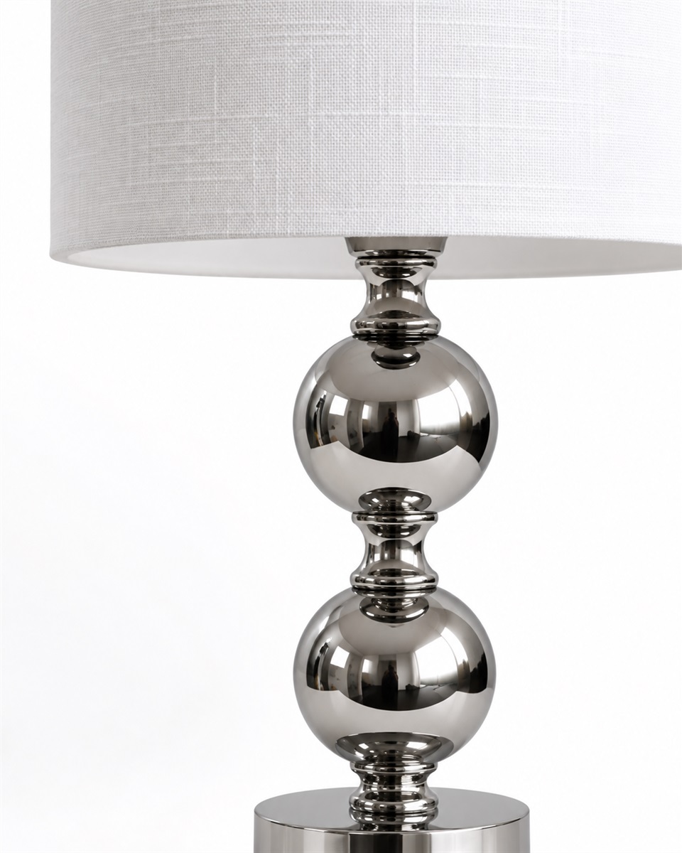 Circolo 48cm Chrom/Weiß tischlampe Von Nordic Lighting - Die Circolo Tischleuchte kombiniert einen dekorativen Metallfu&szlig; mit elegantem Chrom-Finish und einem klassischen wei&szlig;en Leinenschirm.