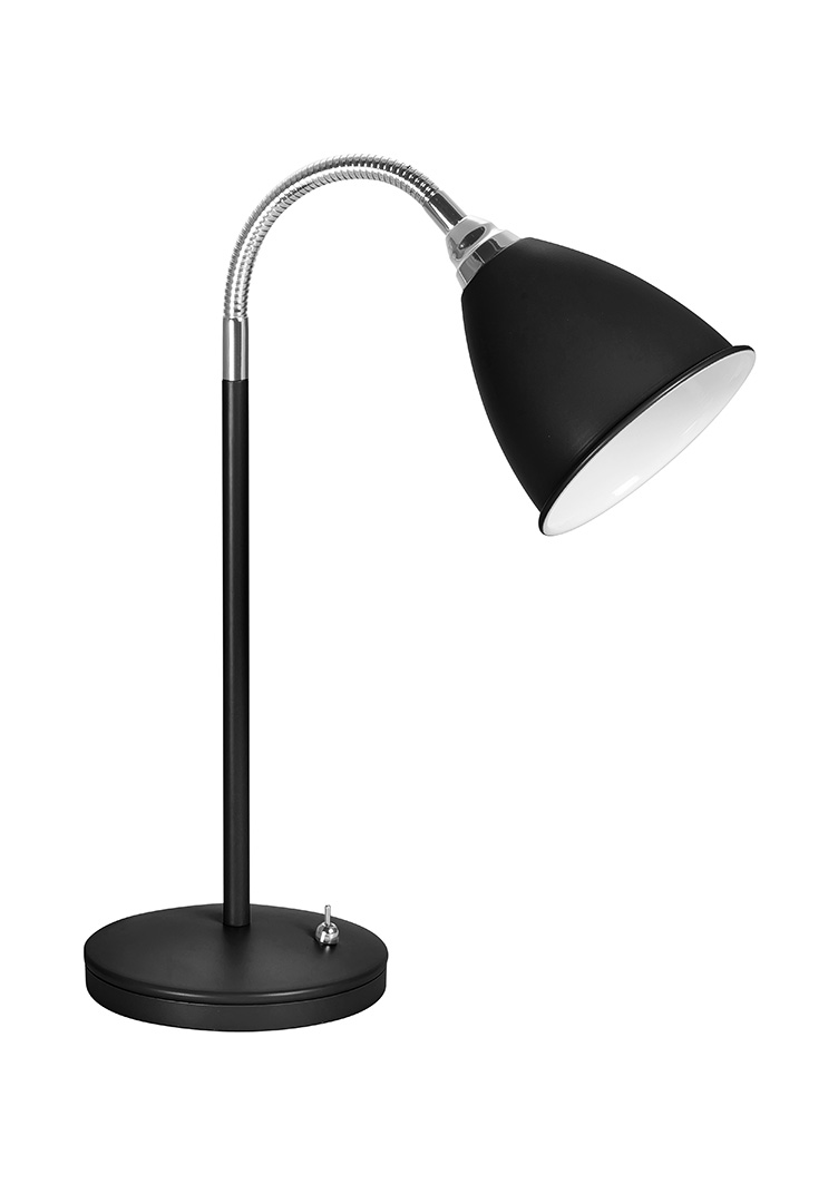 Smögen 45cm Schwarz schreibtischlampe Von Armaturhantverk - Die Lampe verfügt über einen praktischen Netzschalter am Fuß und fügt sich sowohl in moderne als auch in klassische Einrichtungsstile ein.