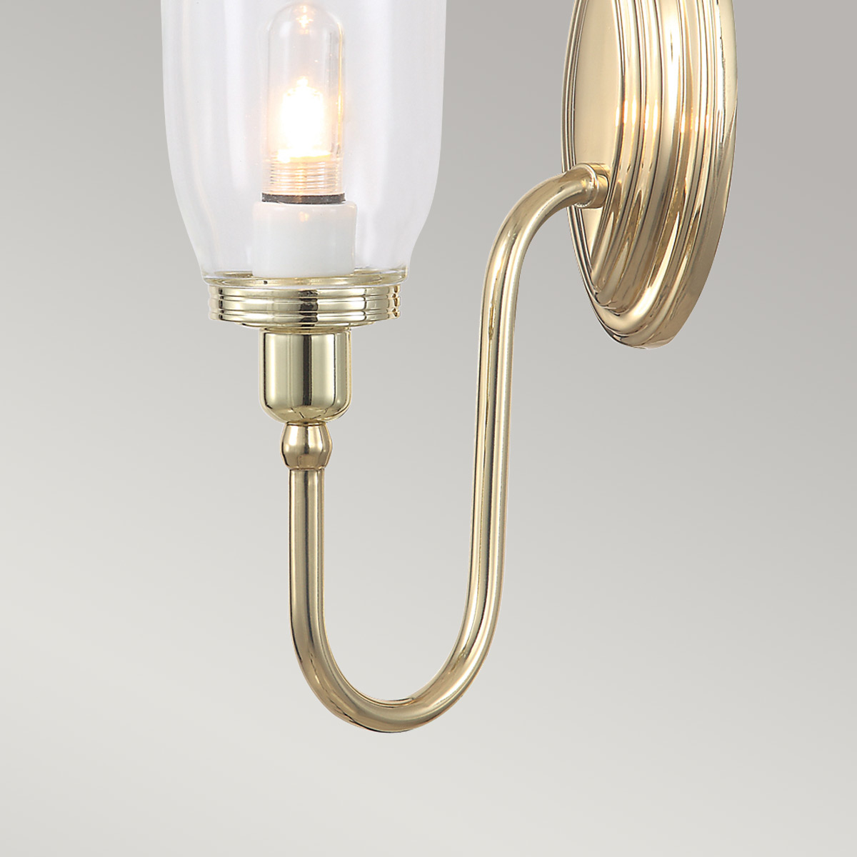 Blake 34cm Poliertes Messing badezimmerlampe Von Elstead Lighting - Die Leuchte ist in mehreren Stilrichtungen und Glasausführungen erhältlich und wird mit den Oberflächen Chrom poliert, Nickel poliert und Messing poliert angeboten.