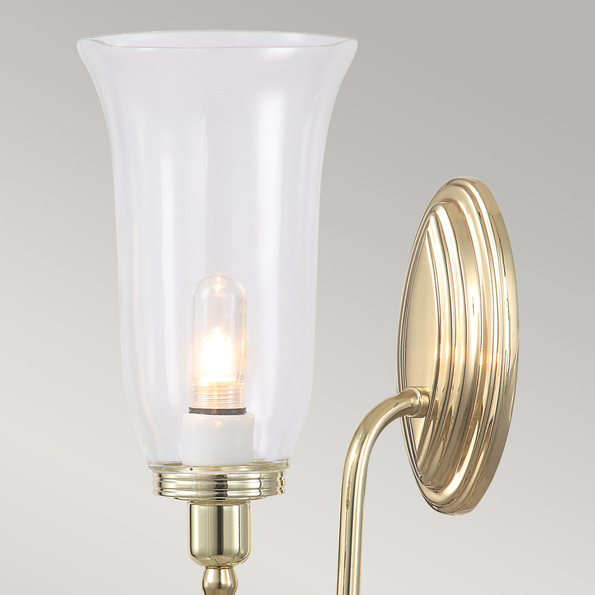 Blake 34cm Poliertes Messing badezimmerlampe Von Elstead Lighting - Die Leuchte ist in mehreren Stilrichtungen und Glasausführungen erhältlich und wird mit den Oberflächen Chrom poliert, Nickel poliert und Messing poliert angeboten.