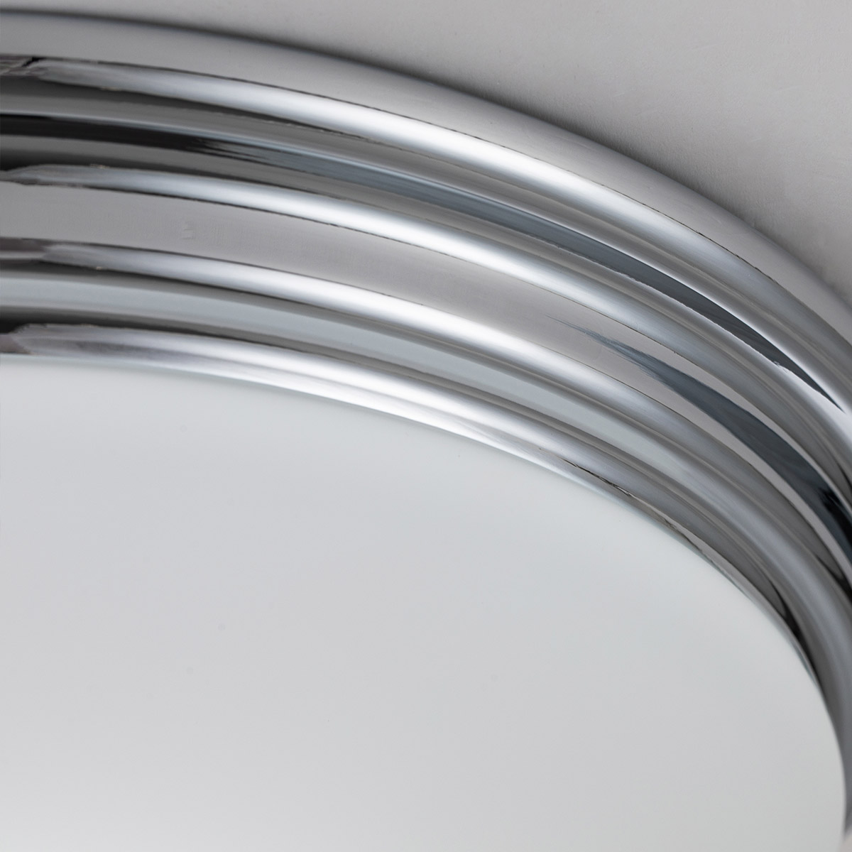 Brompton Ø35 Chrom poliert badezimmerlampe Von Elstead Lighting - Die Brompton-Deckenlampe hat ein elegantes und makelloses Design, das von der Geometrie der 1930er Jahre inspiriert ist.