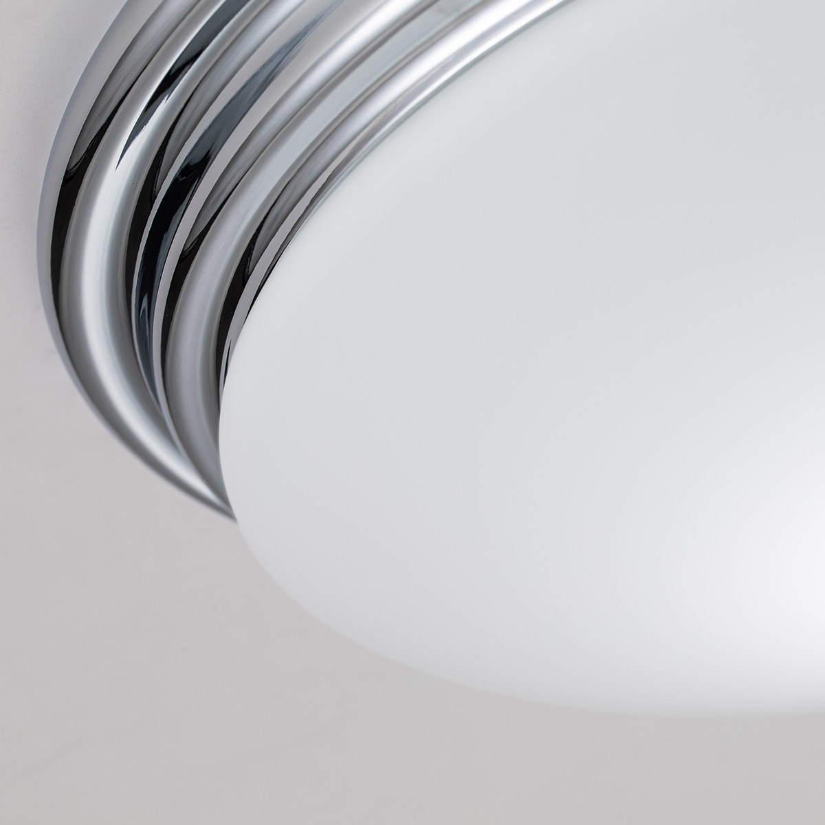 Brompton Ø35 Chrom poliert badezimmerlampe Von Elstead Lighting - Die Brompton-Deckenlampe hat ein elegantes und makelloses Design, das von der Geometrie der 1930er Jahre inspiriert ist.
