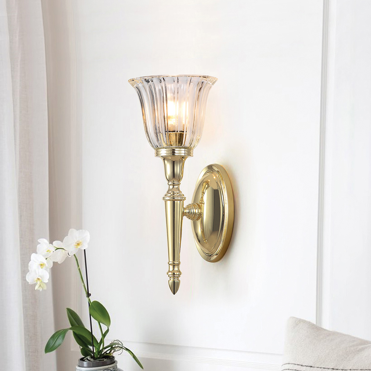 Dryden 33cm Poliertes Messing badezimmerlampe Von Elstead Lighting - Die Lampe ist in mehreren Ausführungen erhältlich, beispielsweise poliertes Chrom, poliertes Nickel und poliertes Messing, was Flexibilität in Bezug auf Stil und Dekor bietet.