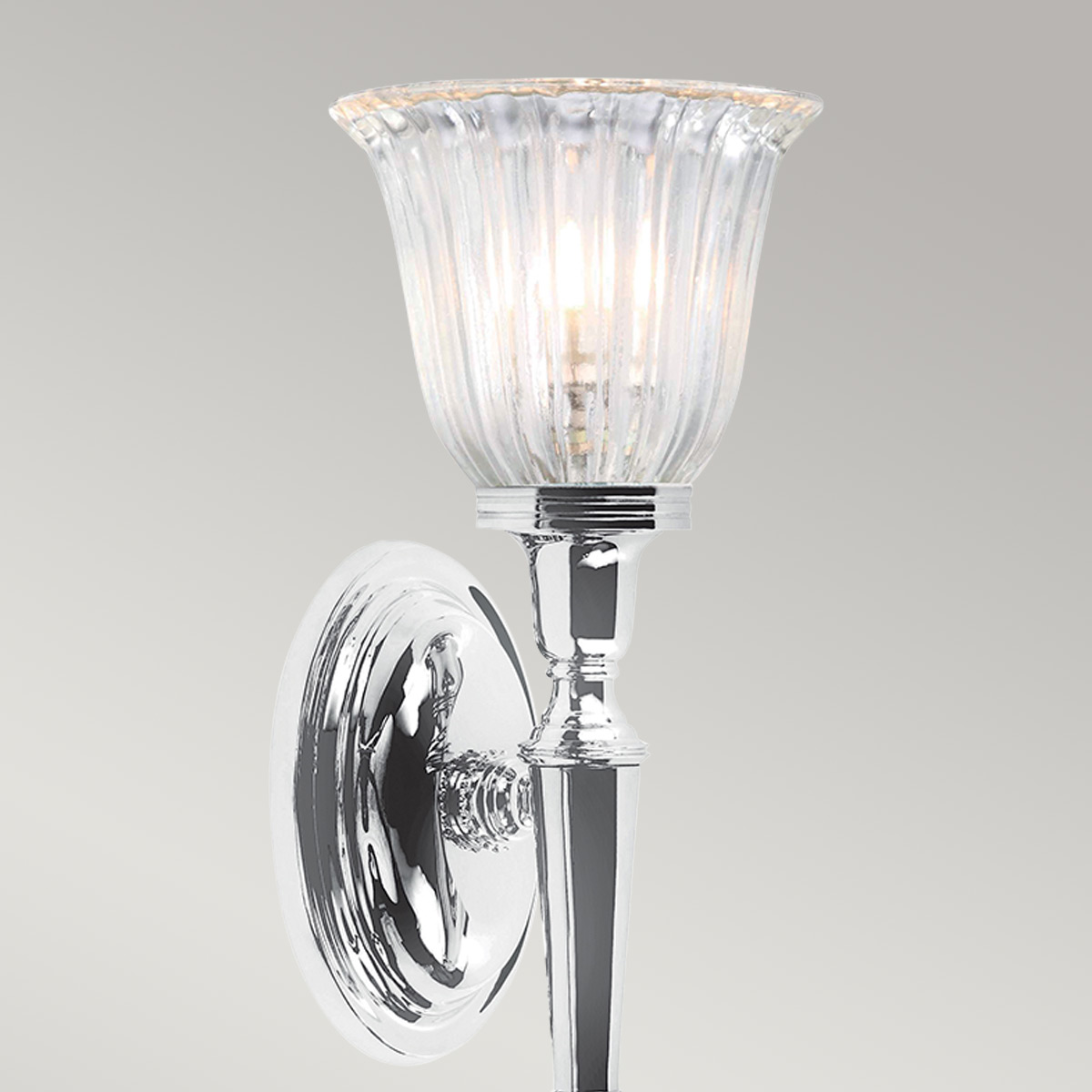 Dryden 33cm Chrom poliert badezimmerlampe Von Elstead Lighting - Die Lampe ist in mehreren Ausführungen erhältlich, beispielsweise poliertes Chrom, poliertes Nickel und poliertes Messing, was Flexibilität in Bezug auf Stil und Innendesign bietet.