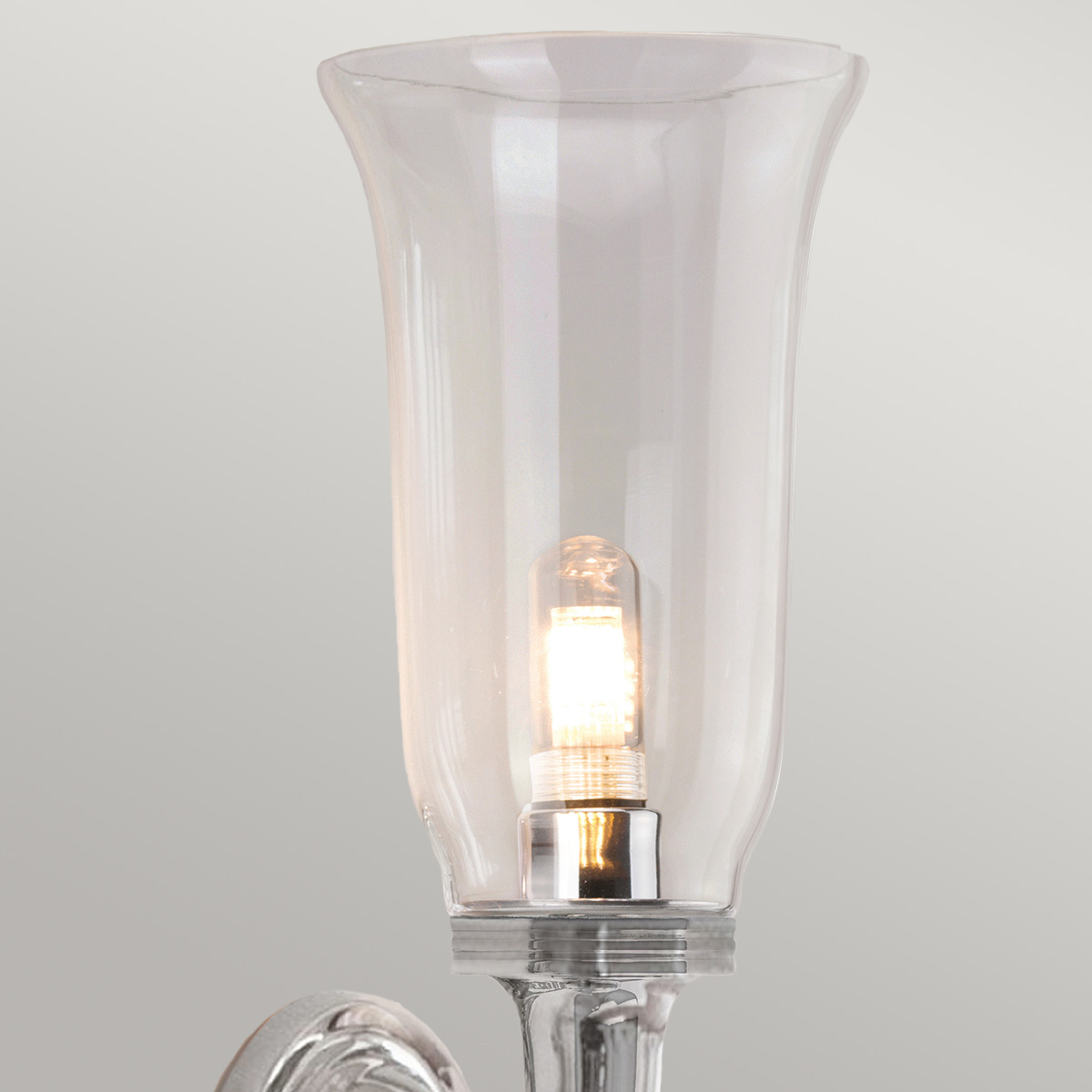 Dryden 40cm Chrom poliert badezimmerlampe Von Elstead Lighting - Die Lampe ist in mehreren Ausführungen erhältlich, beispielsweise poliertes Chrom, poliertes Nickel und poliertes Messing, was Flexibilität in Bezug auf Stil und Dekor bietet.