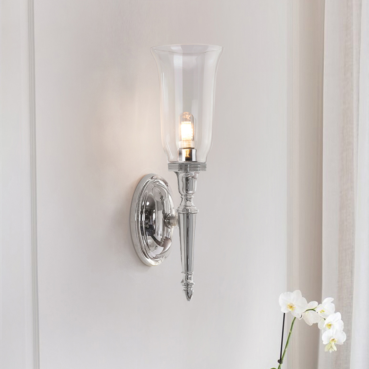 Dryden 40cm Chrom poliert badezimmerlampe Von Elstead Lighting - Die Lampe ist in mehreren Ausführungen erhältlich, beispielsweise poliertes Chrom, poliertes Nickel und poliertes Messing, was Flexibilität in Bezug auf Stil und Dekor bietet.
