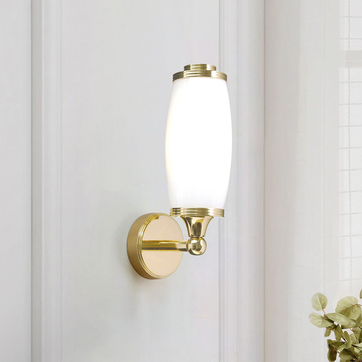 Eliot 28cm Poliertes Messing badezimmerlampe Von Elstead Lighting - Platzieren Sie je eine Leuchte links und rechts vom Badezimmerspiegel, um eine optimale Ausleuchtung und ein stilvolles Gesamtbild zu erzielen.