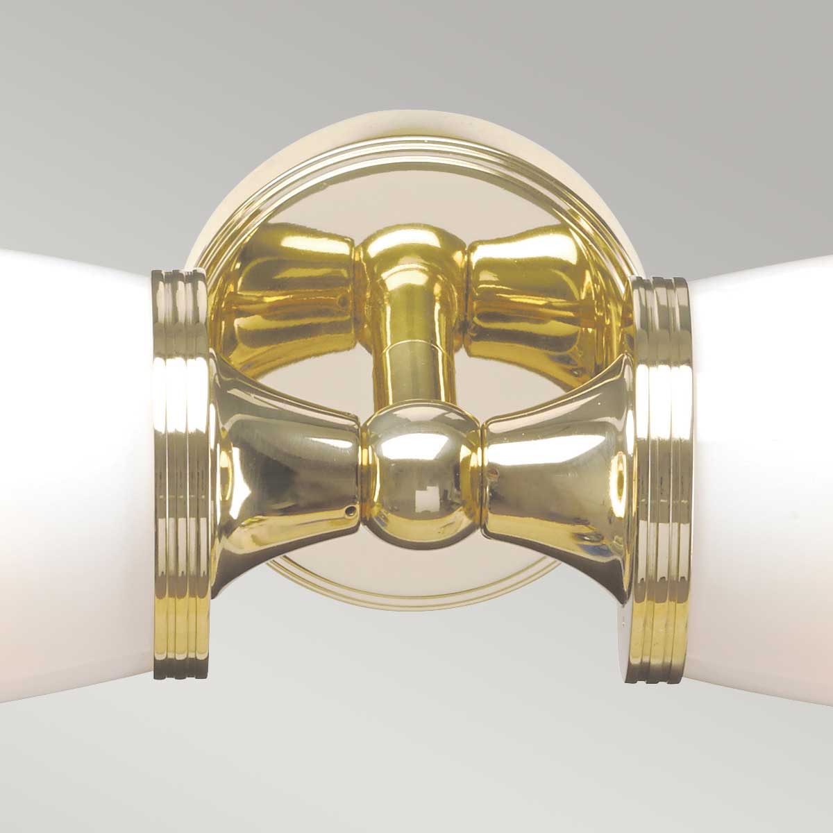 Eliot 47cm Poliertes Messing badezimmerlampe Von Elstead Lighting - Die Opalglasschirme spenden ein weiches und gleichmäßiges Licht, das eine angenehme und exklusive Atmosphäre schafft.