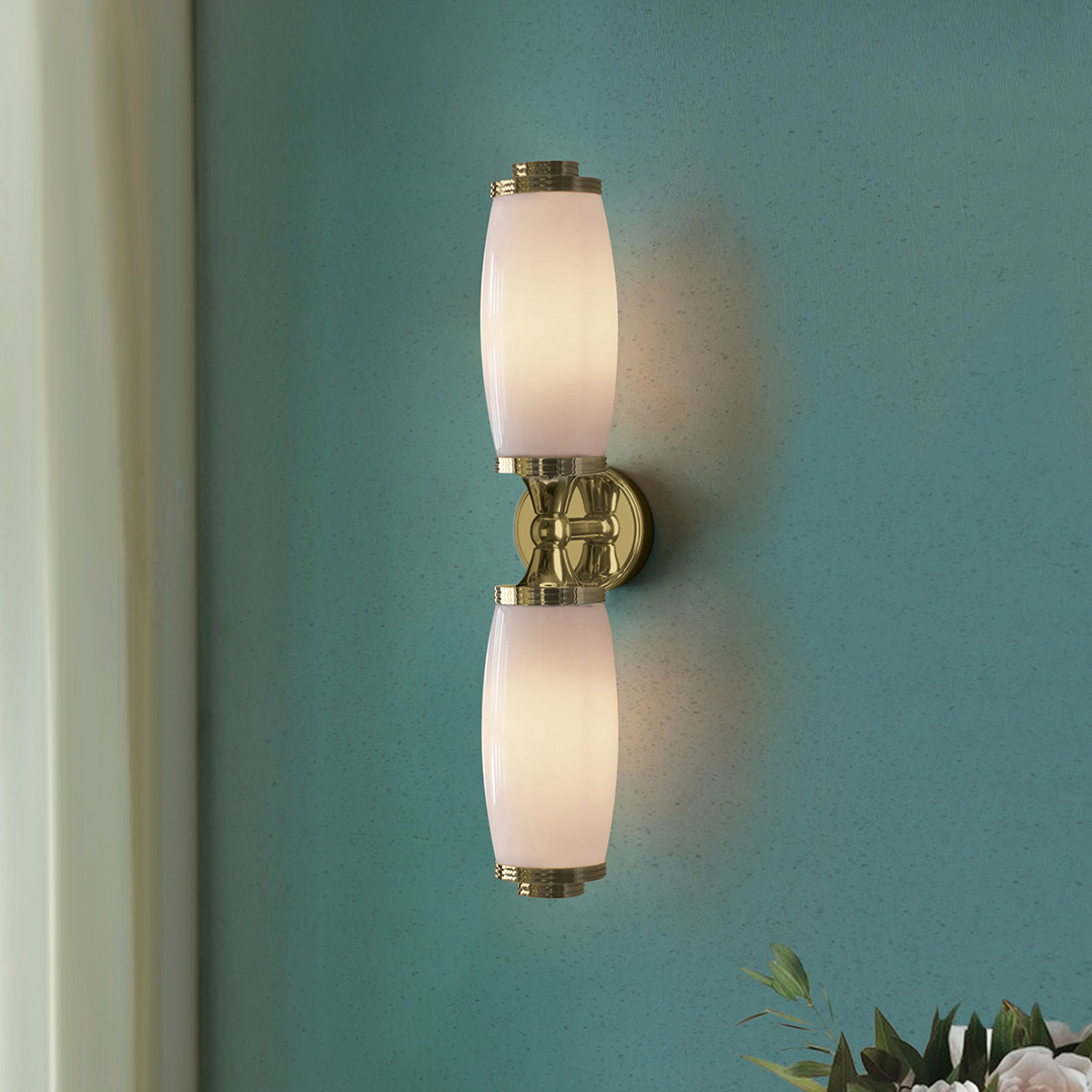 Eliot 47cm Poliertes Messing badezimmerlampe Von Elstead Lighting - Die Opalglasschirme spenden ein weiches und gleichmäßiges Licht, das eine angenehme und exklusive Atmosphäre schafft.