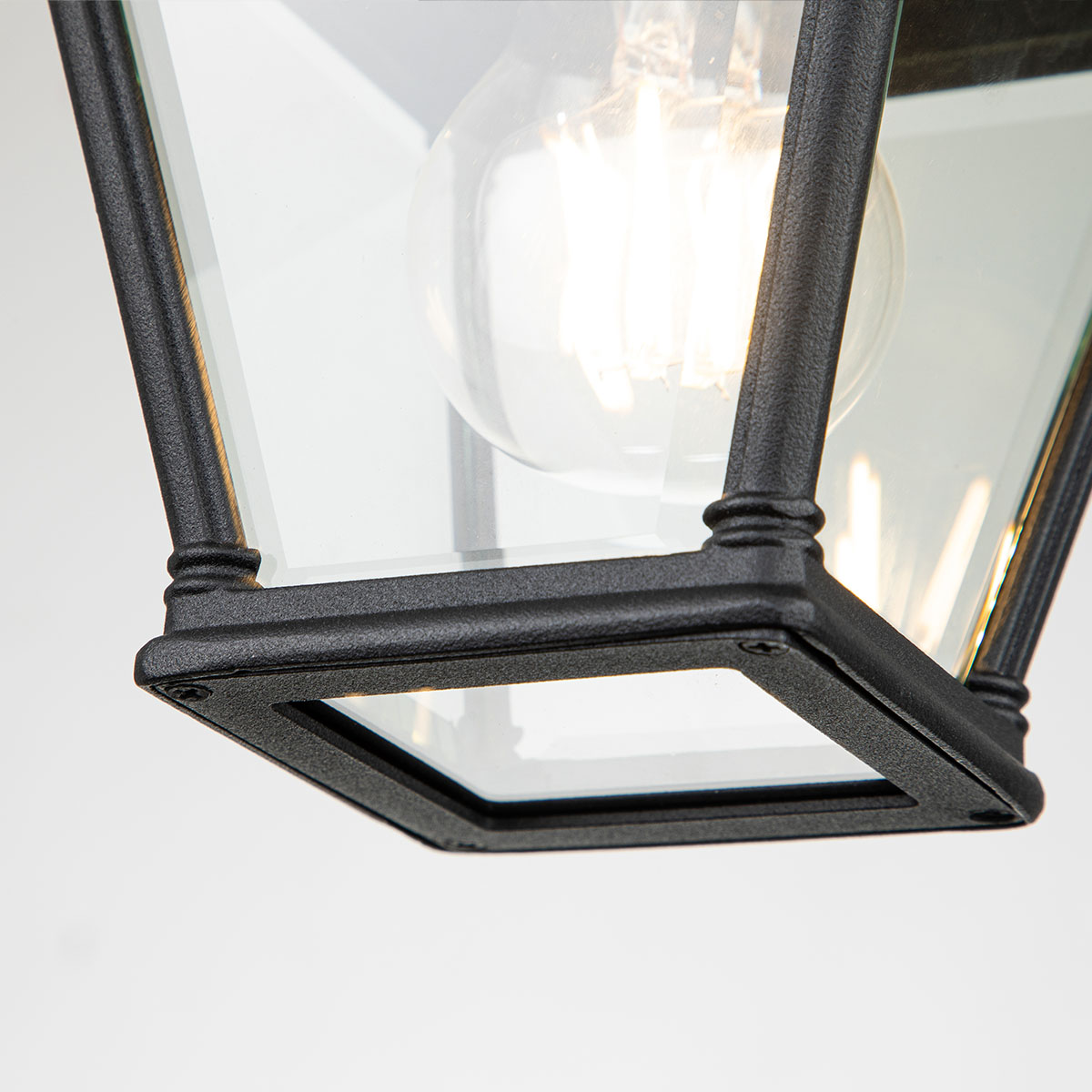Bayview Schwarz Von Elstead Lighting - Die Deckenlampe Bayview hat ein klassisches und elegantes Design im romantischen georgianischen Stil, das jedem Außenbereich eine stilvolle und anspruchsvolle Präsenz verleiht.
