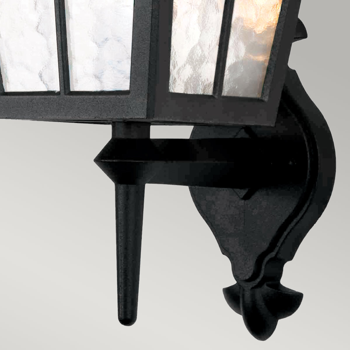Canterbury Schwarz außenlampe Von Elstead Lighting - Es besteht aus Aluminiumguss und hat gewelltes Glas, um ein klassisches und zeitloses Gefühl zu erzeugen.