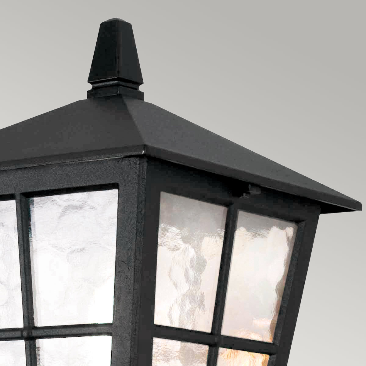 Canterbury Schwarz außenlampe Von Elstead Lighting - Es besteht aus Aluminiumguss und hat gewelltes Glas, um ein klassisches und zeitloses Gefühl zu erzeugen.