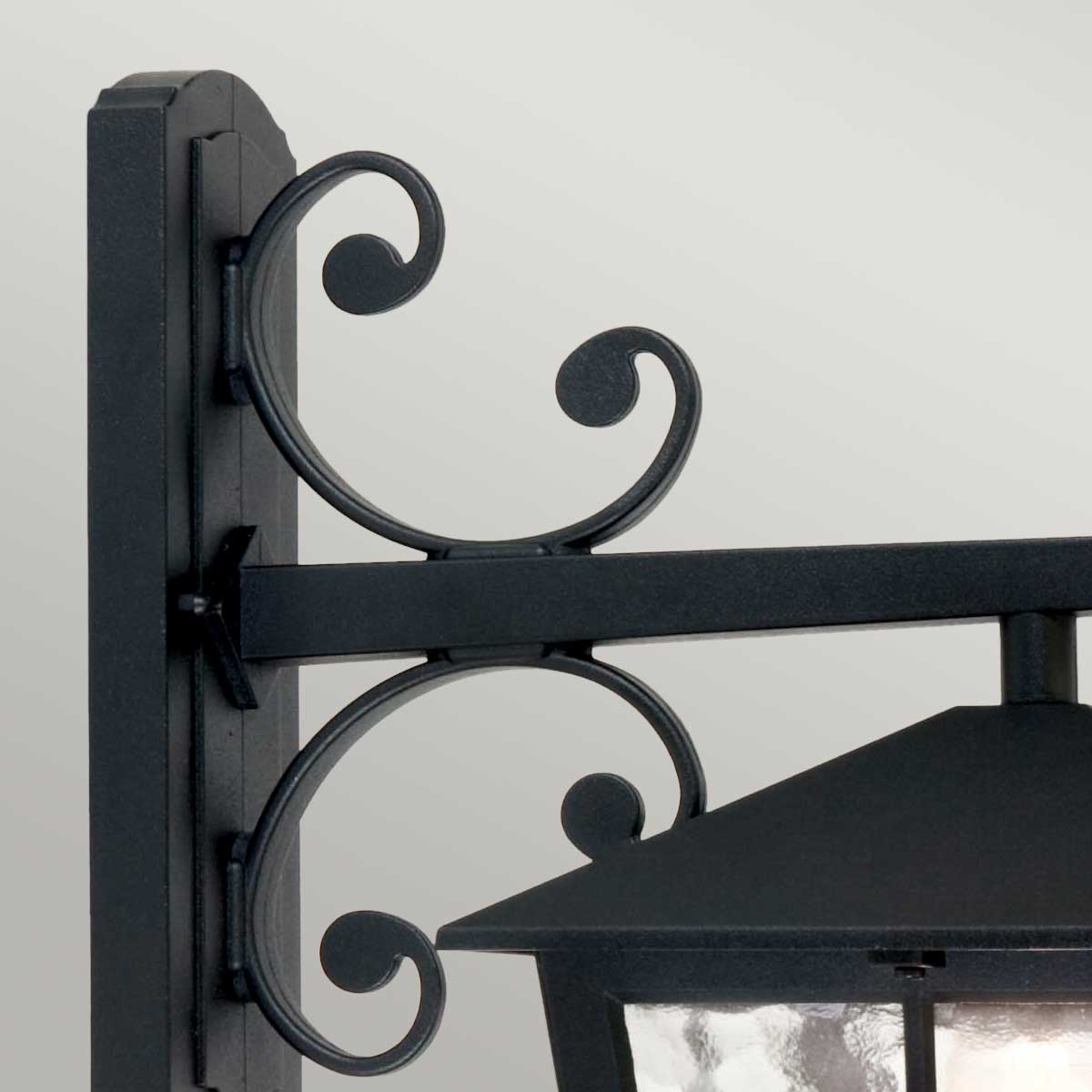 Canterbury Schwarz außenlampe Von Elstead Lighting - Es besteht aus Aluminiumguss und hat gewelltes Glas, um ein klassisches und zeitloses Gefühl zu erzeugen.