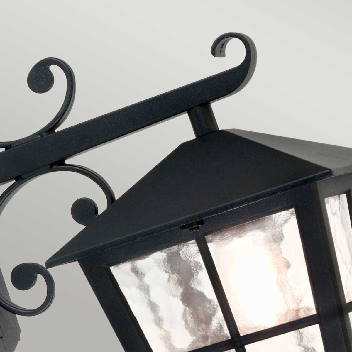 Canterbury Schwarz außenlampe Von Elstead Lighting - Es besteht aus Aluminiumguss und hat gewelltes Glas, um ein klassisches und zeitloses Gefühl zu erzeugen.