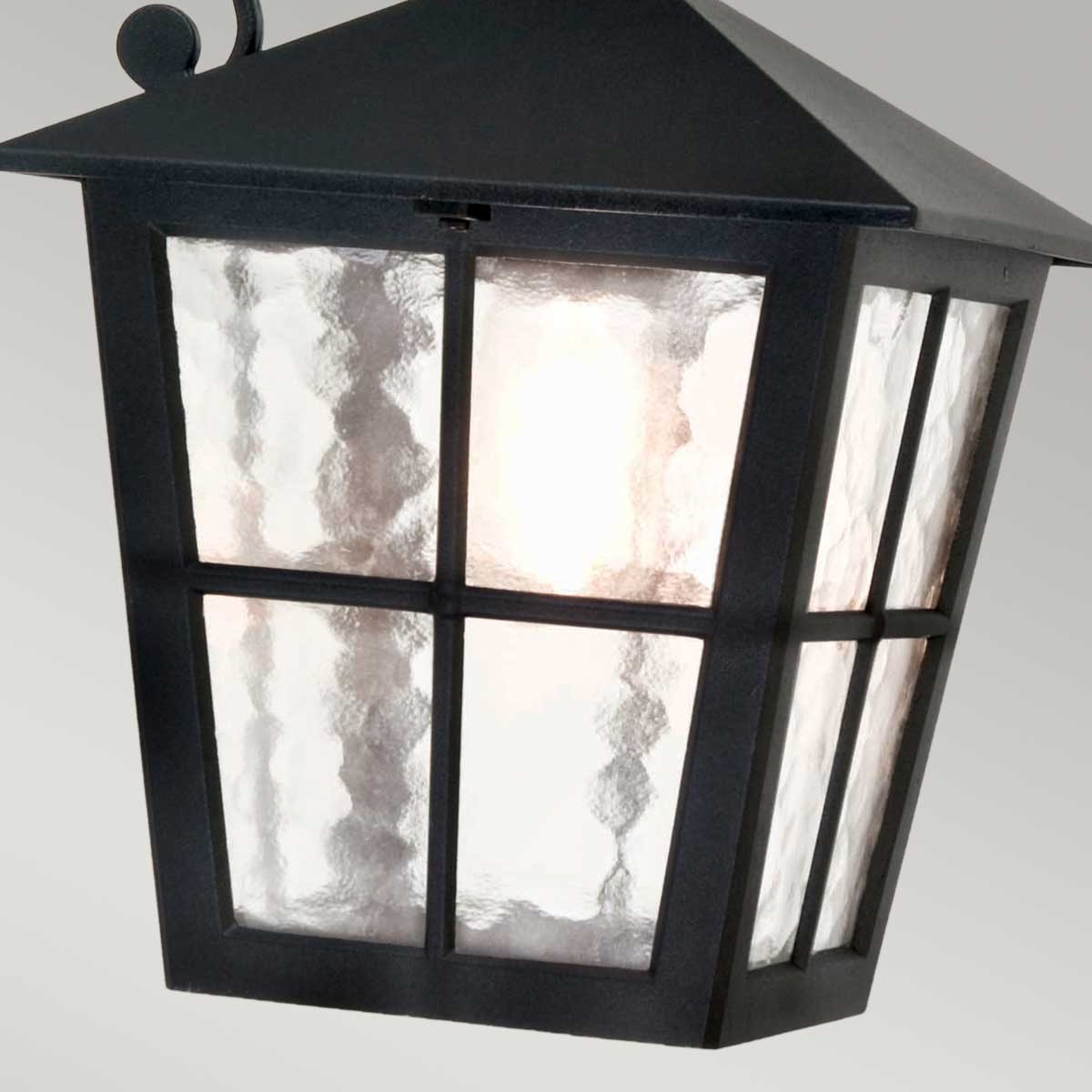 Canterbury Schwarz außenlampe Von Elstead Lighting - Es besteht aus Aluminiumguss und hat gewelltes Glas, um ein klassisches und zeitloses Gefühl zu erzeugen.