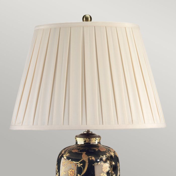 Black Birds 74cm Schwarz tischlampe Von Elstead Lighting - Utrustad med en tr&auml;bas, veckad lampsk&auml;rm i kr&auml;mf&auml;rgad textil och en dekorativ avslutning i antikm&auml;ssing.