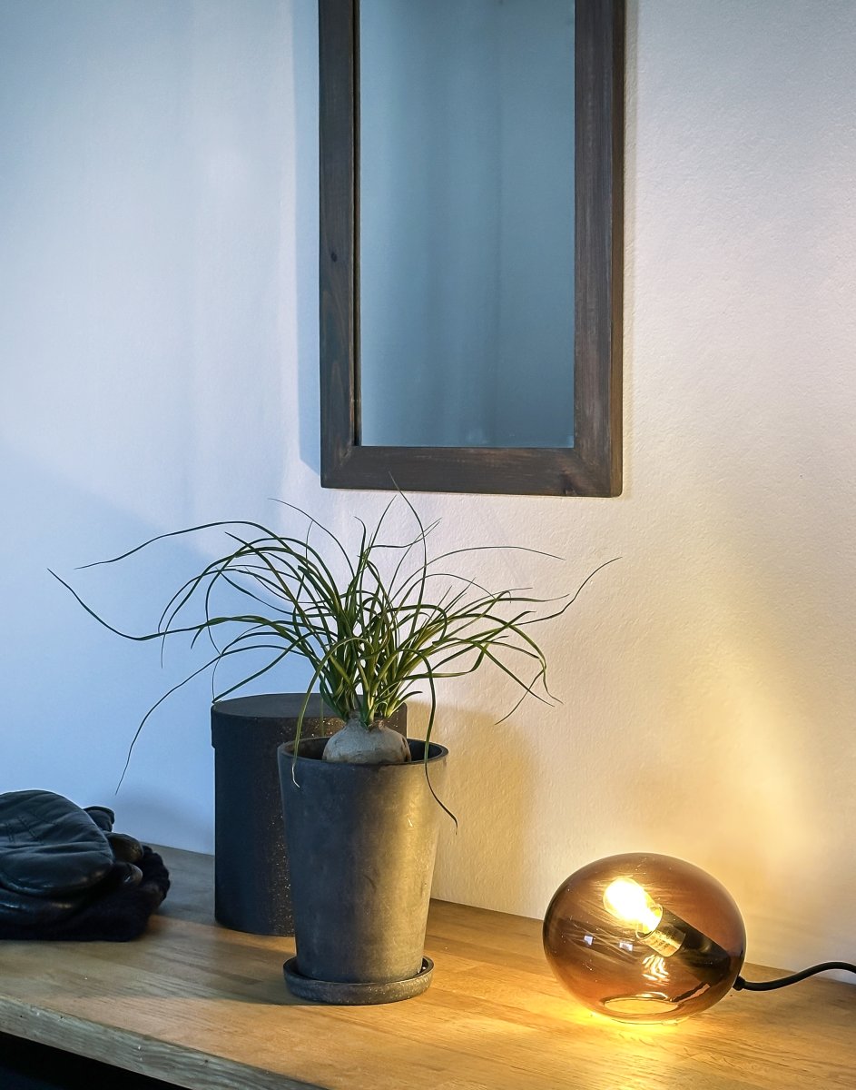 Globus 10cm Braun tischlampe Von Aneta Lighting - Globus-Tischleuchte aus Braunglas mit einer Lichtquelle im Inneren der Glaskugel, die f&uuml;r dekoratives und gem&uuml;tliches Licht sorgt.