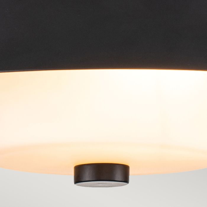 Bowtie Ø25 Schwarz badezimmerlampe Von Elstead Lighting - Die mattschwarze Deckenleuchte Bowtie ist eine moderne Deckenleuchte mit Schutzart IP44 und eignet sich daher für Badezimmer, aber auch für andere Innenräume wie Waschküchen oder Gäste-WCs.